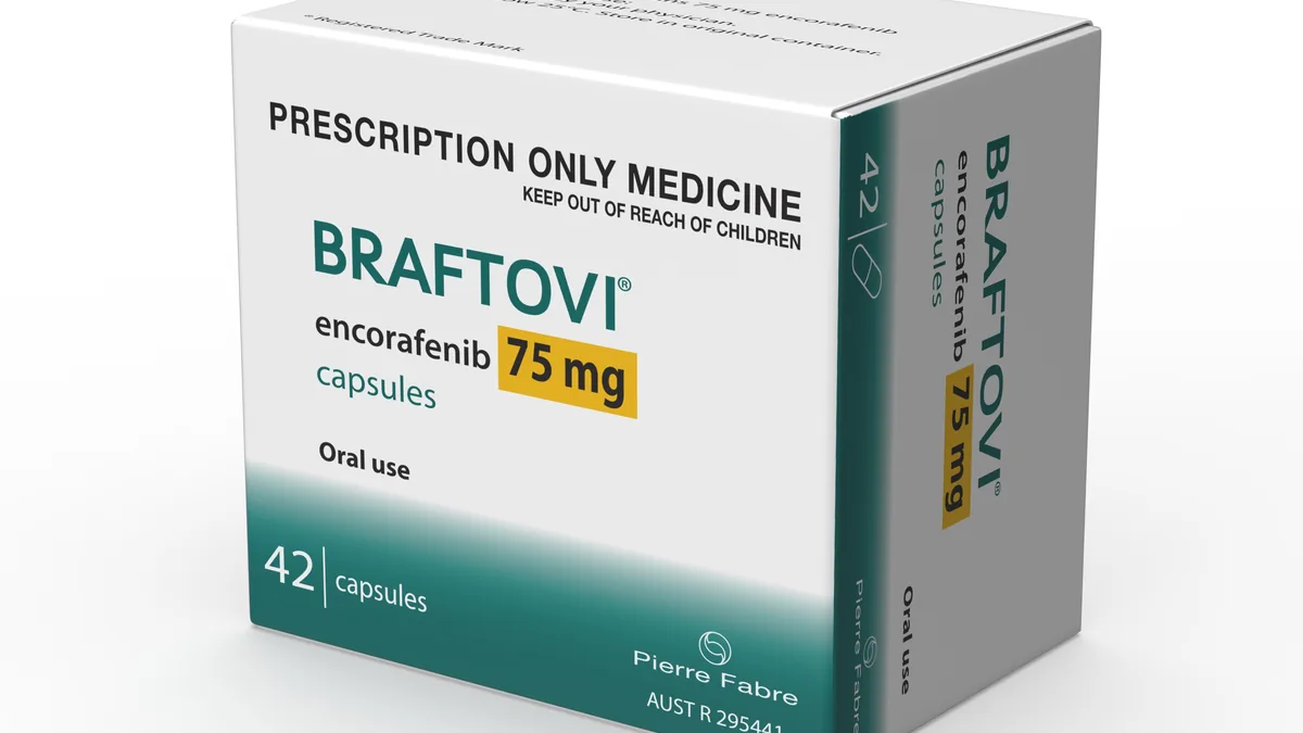 比美替尼药品包装盒和药片,背景为医院药房