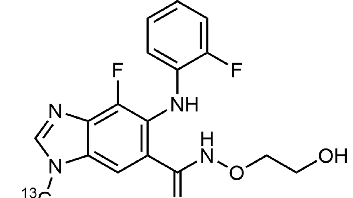 比美替尼与曲美替尼联合用药的药板，配以温度计和血常规化验单